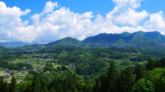 初夏の雲と里山の集落パン　タイムラプス