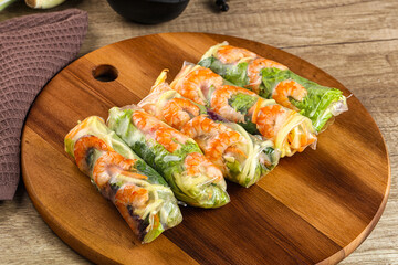 Vietnamese spring roll with prawn and mango
