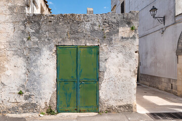 Portoncino di metallo verde nel centro storico del paese