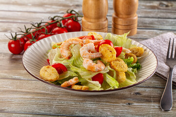 Caesar salad with prawn and romano
