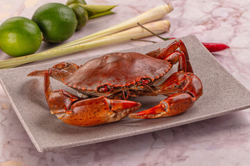 Gourmet steamed crab served lime