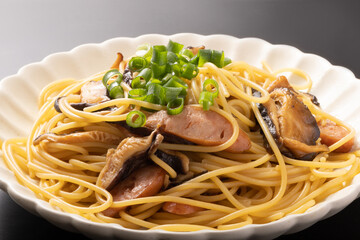 椎茸とウィンナーのバター醤油パスタ