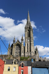 Obraz premium Allée de maisons colorées à Cobh en Irlande et vue sur la Cathédrale