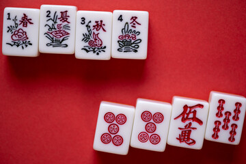 赤背景に並ぶ赤色のマージャン牌	