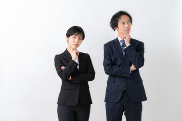 白バックの若い男女のビジネスマン