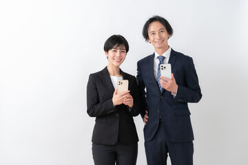 白バックの若い男女のビジネスマン