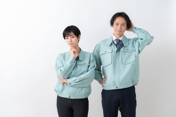 白バックの若い男女の作業員
