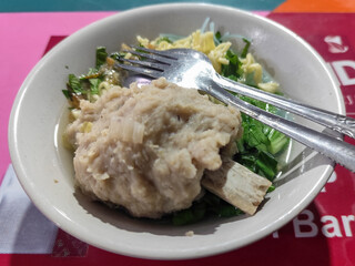 Rib meatball food is served in white bowls, equipped with various toppings, looks delicious and delicious, at roadside stalls.	