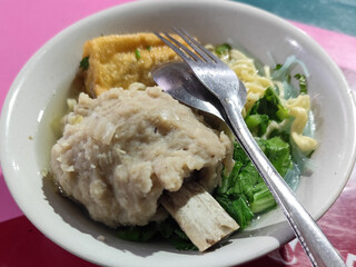 Rib meatball food is served in white bowls, equipped with various toppings, looks delicious and delicious, at roadside stalls.	