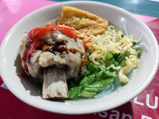 Rib meatball food is served in white bowls, equipped with various toppings, looks delicious and delicious, at roadside stalls.	