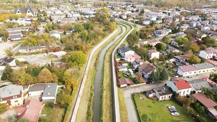 Obraz premium Scenic riverfront with modern structures and trees
