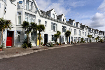 Allée de petites maisons blanches à Cobh en Irlande