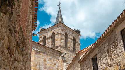 Campanario románico de la iglesia de san Cipriano siglo XII en la ciudad de Zamora, España