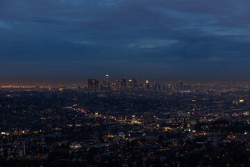 Obraz premium A panoramic night view of Los Angeles showcases the city’s glowing skyline illuminated by countless lights
