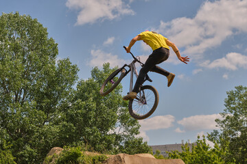 Obraz premium bike, bike jumping, extreme bike sport, Warsaw, boy jumping on bike in skyte park