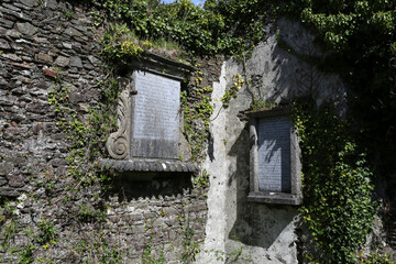 Vieux cimetière de Cobh en Irlande avec tombes anciennes en pierre et croix celtiques