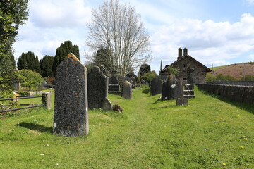 Vieux cimetière de Cobh en Irlande avec tombes anciennes en pierre et croix celtiques