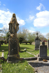 Fototapeta premium Vieux cimetière de Cobh en Irlande avec tombes anciennes en pierre et croix celtiques
