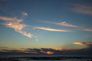 夕陽に輝く海
