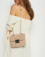 Sac à main en nubuck beige sur l'épaule