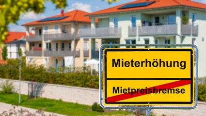 Obraz premium Ein Ortsschild ist beschriftet mit Mietpreisbremse und Mieterhöhung vor einem Mietshaus - FOTOMONTAGE