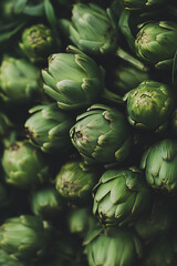 Obraz premium A captivating close-up of vibrant artichokes, their green hues and intricate leaf patterns creating a visually striking and organic composition.