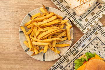  After frying the potatoes, place them on absorbent paper to remove excess oil