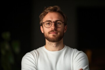 Obraz premium Confident individual with glasses showcases determination in mod