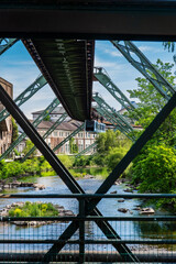 Die Wuppertaler Schwebebahn fährt durch ein historisches Stadtviertel in der Nähe der Haltestelle...