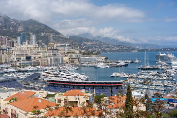 Obraz premium Scenic Harbor View in Moanco