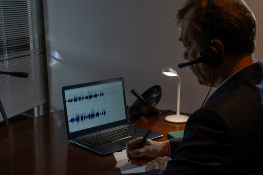 Night surveillance: a private investigator conducts filming and audio recording with the help of technology.