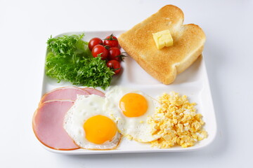 トーストと目玉焼き朝食