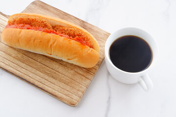 おいしそうなコロッケパンと、淹れたてのコーヒーで、手軽なランチタイム
