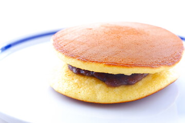 白い皿の上の、どら焼き
