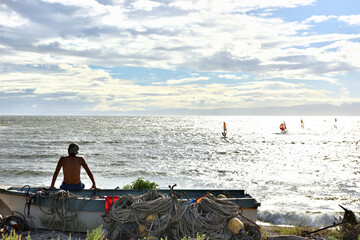 鎌倉材木座海岸で海岸沖を眺める男性