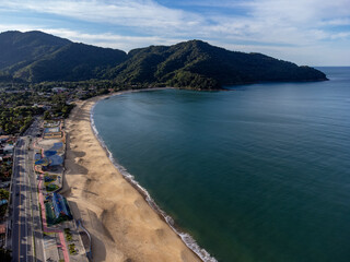 Obraz premium Beautiful coastal village with beautiful green water beach and tropical mountains around