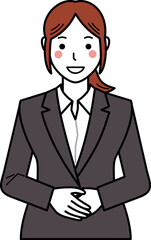 正面を向き、両手を前で重ねて話すスーツの女性。その2
