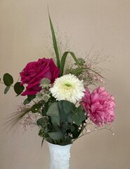 Herzlichen Glückwunsch mit Blumenstrauß gemischt sehr kreativ.