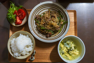 家庭的な和食の定食セットと副菜の盛り付け