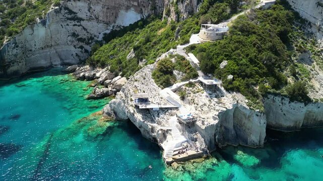 Niebieskie jaskinie - Zakintos - Grecja - niesamowite jaskinie w kt&oacute;rych woda ma piękny niebieski kolor nagrane dronem
