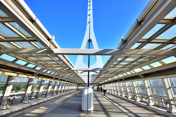 お台場から有明に渡る歩道橋と青空