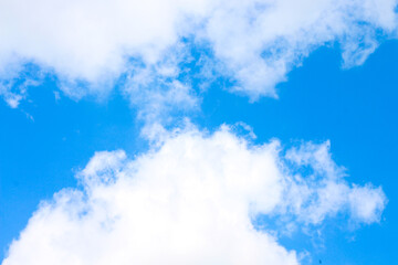 Obraz premium Bright Blue Sky with White Clouds on a Sunny Day.