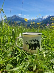 Obraz premium cup of coffee in the mountains 