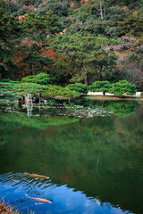 Fototapeta premium Scenic Autumn Foliage in Ritsurin Garden, Takamatsu, Japan