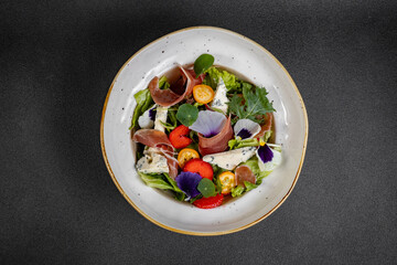Salad mix with jamon, baby mozzarella, strawberries and vinaigrette sauce.