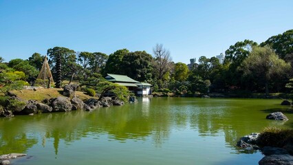 Obraz premium 日本、東京、清澄庭園、江東区、都立庭園、池、築山、名石、回遊式林泉庭園、東京都指定名勝、涼亭