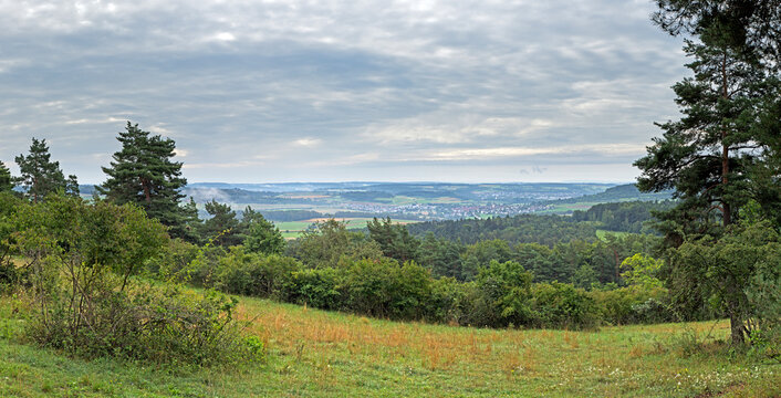 Blick vom Naturschutzgebiet B&uuml;chelberg auf Merklingen, Weil der Stadt und das Heckeng&auml;u