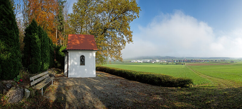 Blick von der St. Eligius Kapelle &uuml;ber gr&uuml;ne Wiesen auf Oberessendorf bei Biberach in Oberschwaben