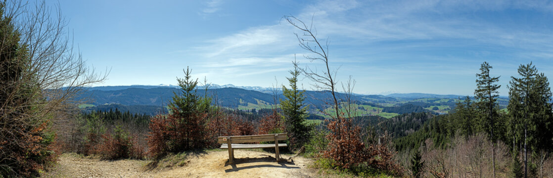 Aussicht vom R&uuml;ssel am Rand der Adelegg &uuml;ber das Allg&auml;u auf die Alpen und Isny