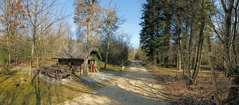 Einsame H&uuml;tte im Wald mit B&auml;nken am Hauptwanderweg 5 in Oberschwaben im Herbst
